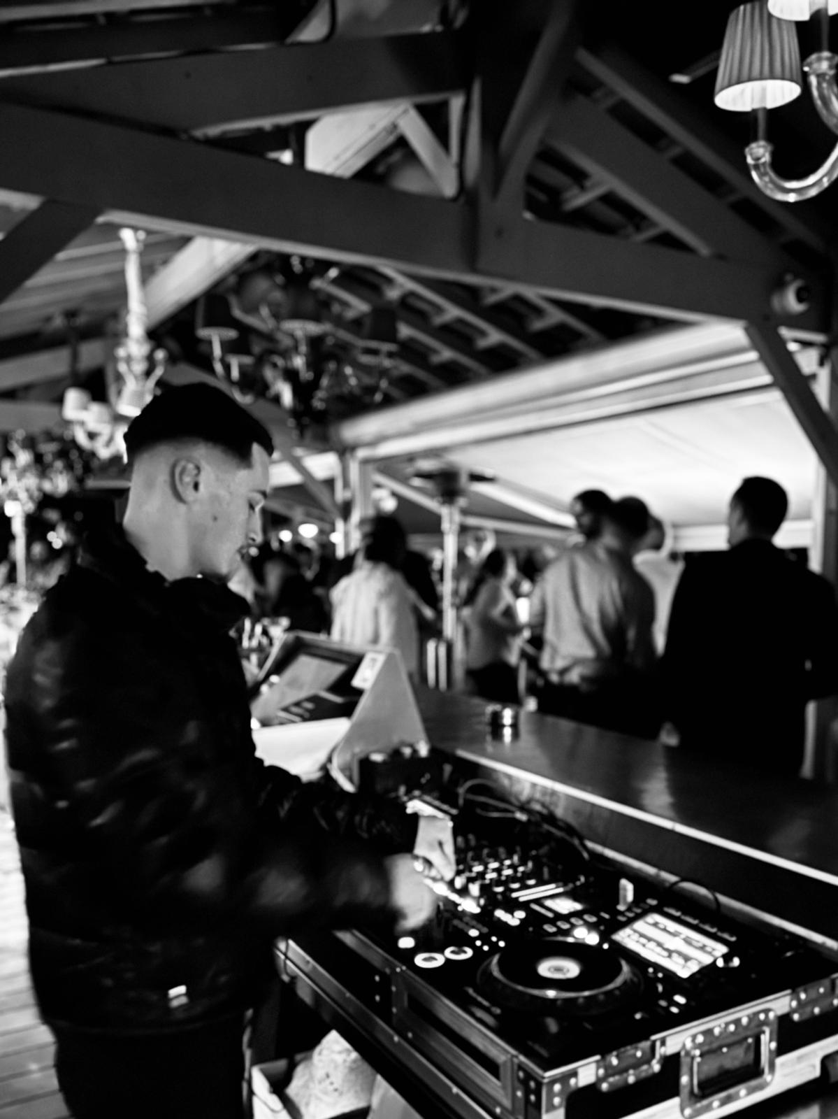 DJ Huko en prestation lors d'un événement