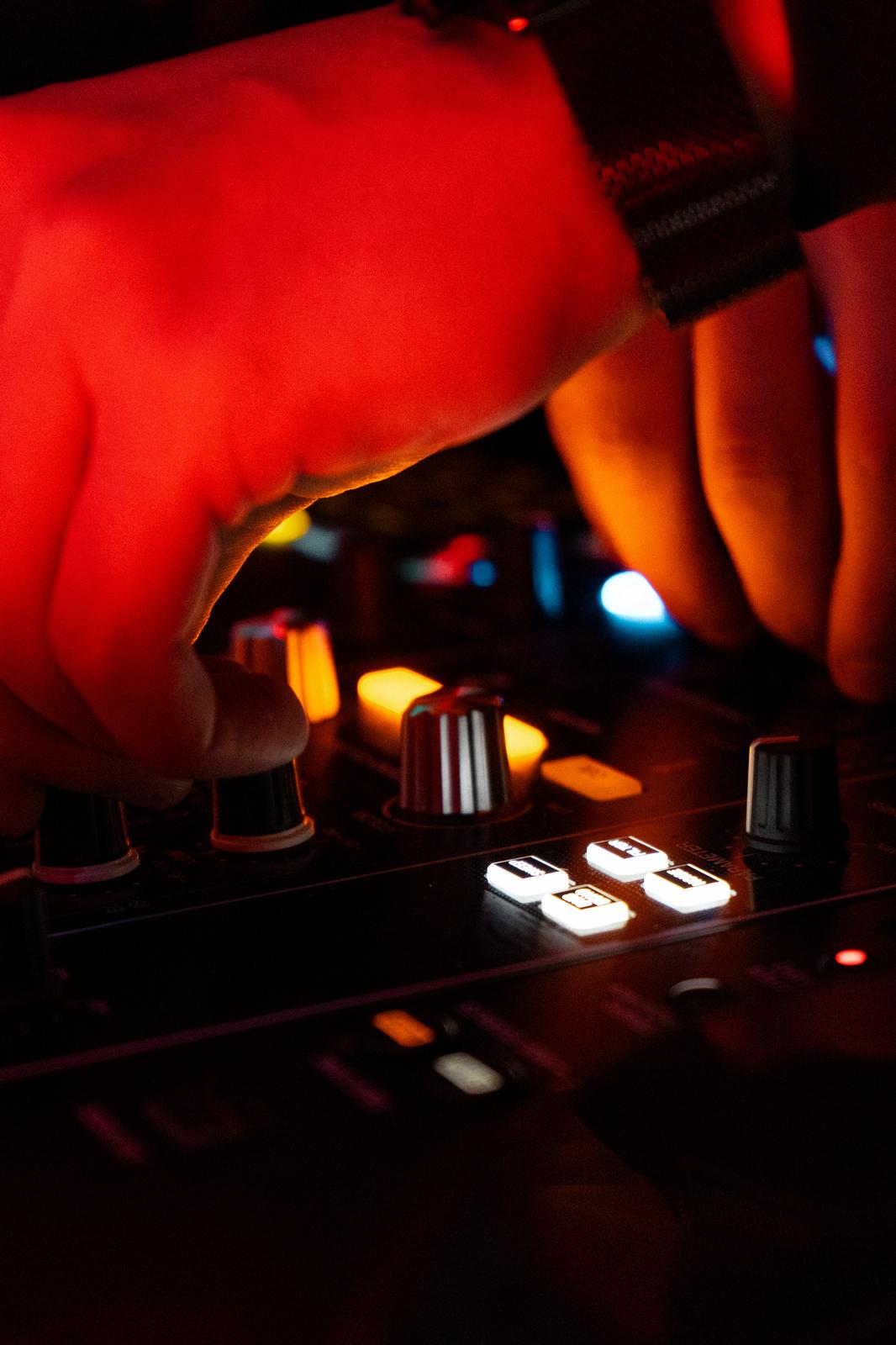 Mains du DJ sur la table de mixage