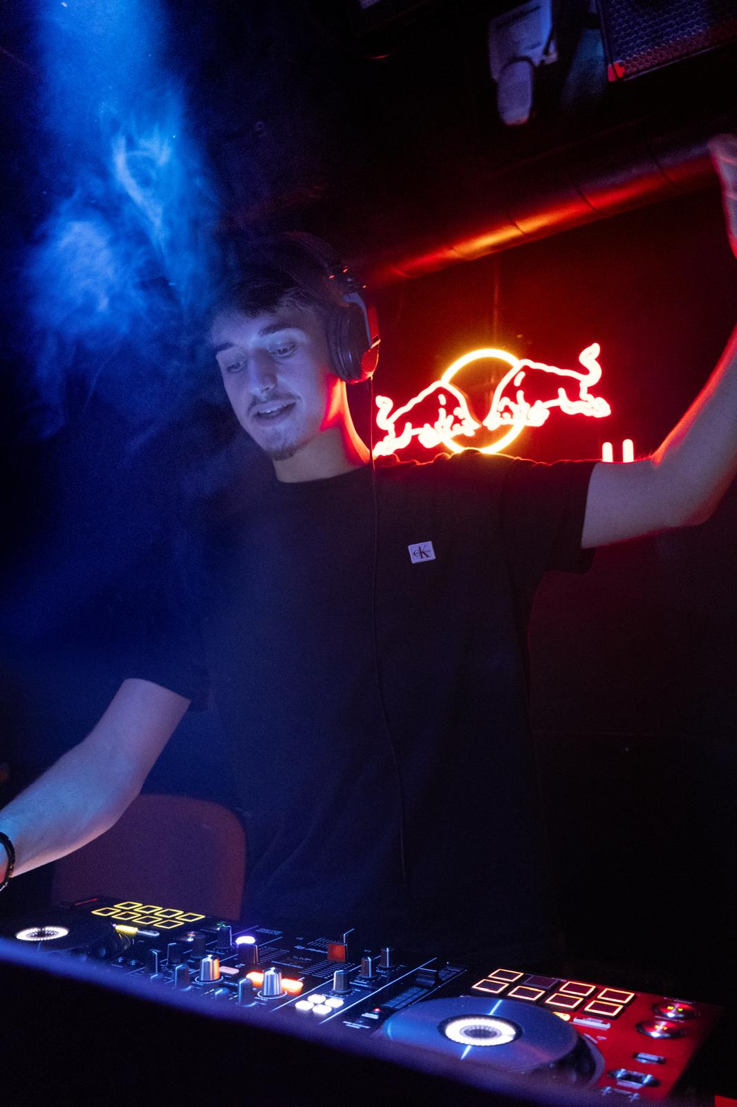 DJ Huko en club sous les néons Red Bull